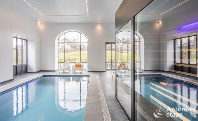 Prachtig chteau in Bertrix: accommodatie voor 20 personen met binnenzwembad, sauna en jacuzzi