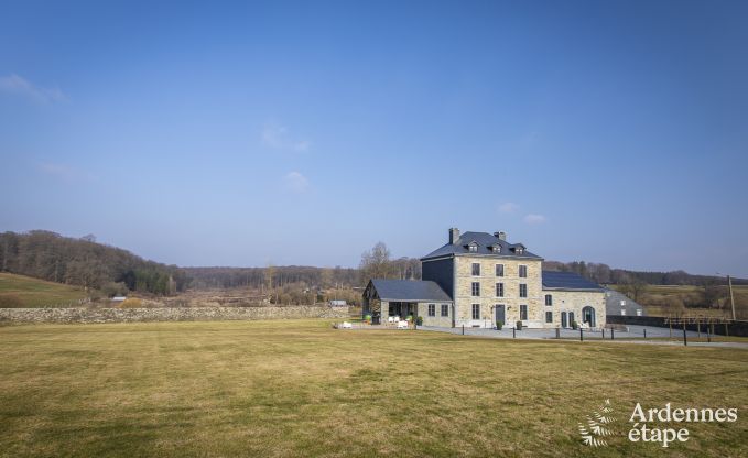 Prachtig chteau in Bertrix: accommodatie voor 20 personen met binnenzwembad, sauna en jacuzzi