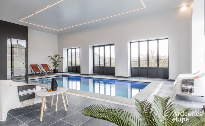 Prachtig chteau in Bertrix: accommodatie voor 20 personen met binnenzwembad, sauna en jacuzzi