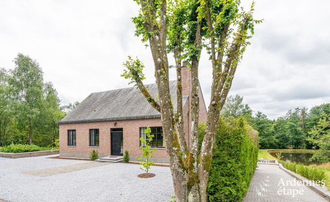 Vakantiewoning met zwembad en visvijver in Couvin, Ardennen