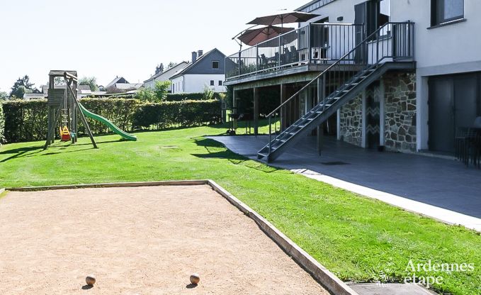 Luxe villa in Houffalize: accommodatie voor 22 personen met zwembad, sauna en tuin in de Ardennen