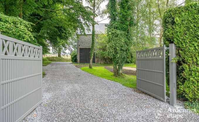 Authentieke vakantiewoning voor 15 met paardenboxen in Mettet, Ardennen