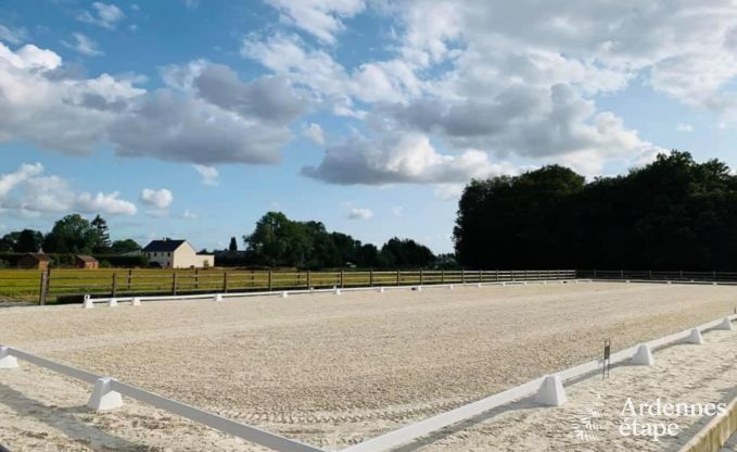 Authentieke vakantiewoning voor 15 met paardenboxen in Mettet, Ardennen