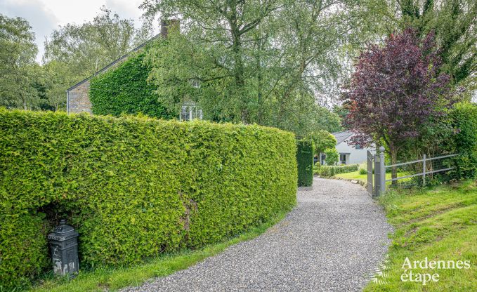 Authentieke vakantiewoning voor 15 met paardenboxen in Mettet, Ardennen