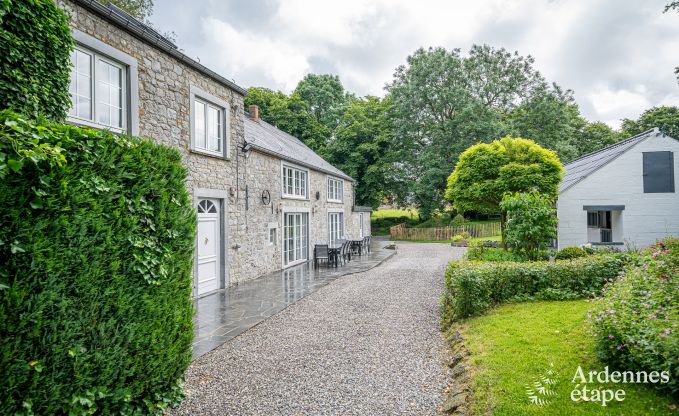 Authentieke vakantiewoning voor 15 met paardenboxen in Mettet, Ardennen