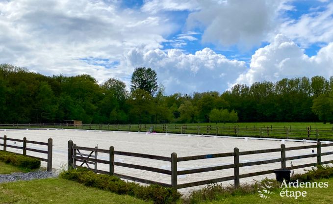 Authentieke vakantiewoning voor 15 met paardenboxen in Mettet, Ardennen